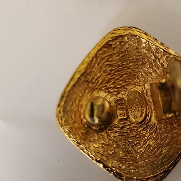 Rare! CHANEL CC 18K Gold Plated Clip On Earrings Diamond Shape + Original Box - Picture 8 of 9